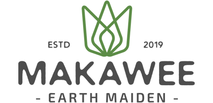 Logo de Makawee, una marca establecida en 2019, que representa la conexión con la naturaleza y la sostenibilidad. El diseño incluye elementos gráficos que evocan la tierra y la feminidad.
